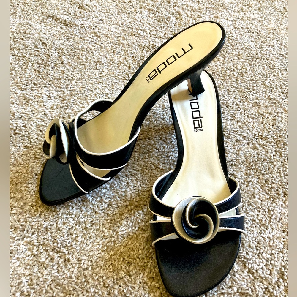 Moda dress sandals. Excellent condition